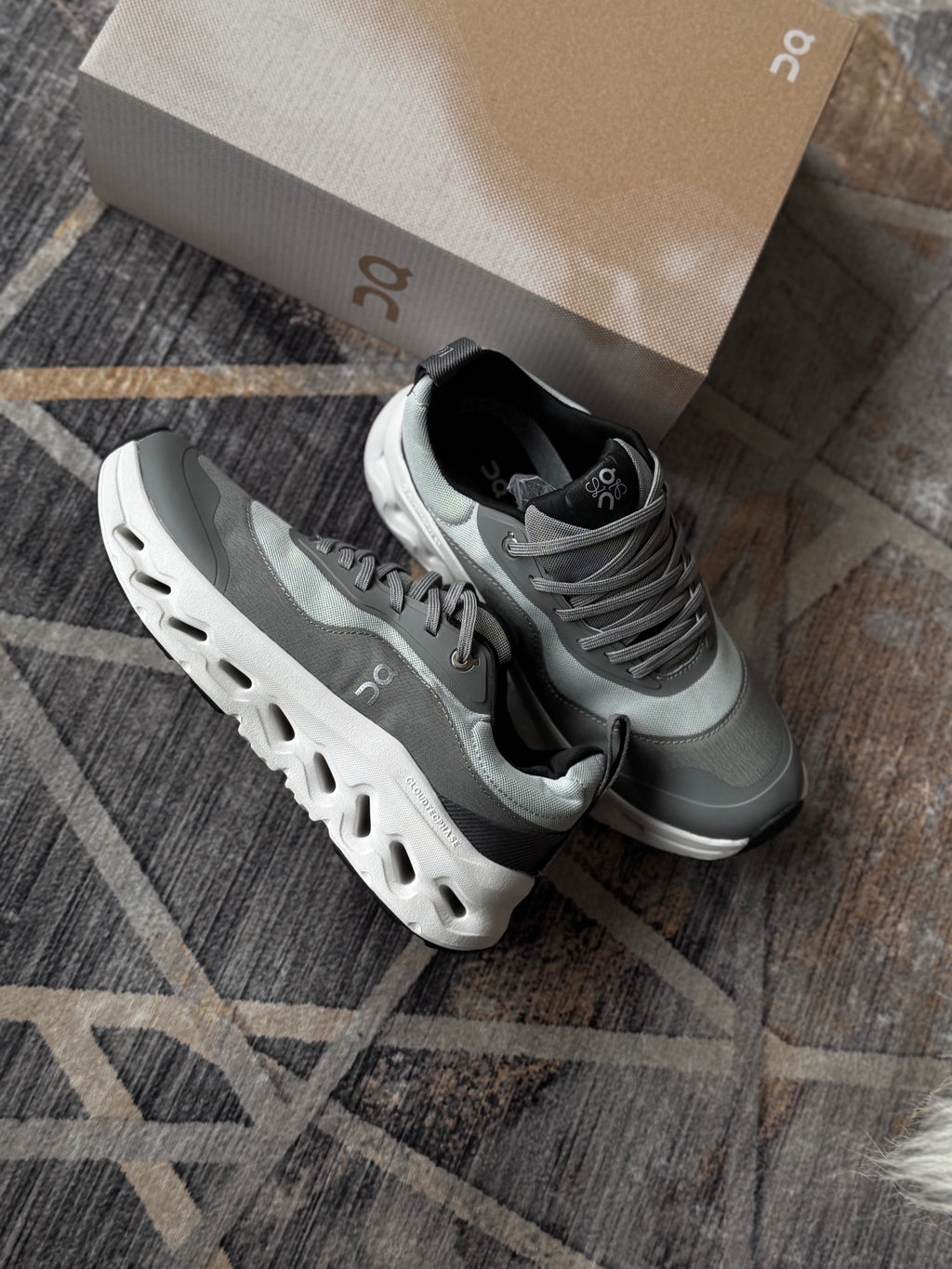 On cloud “cloudtilt x loewe gris “