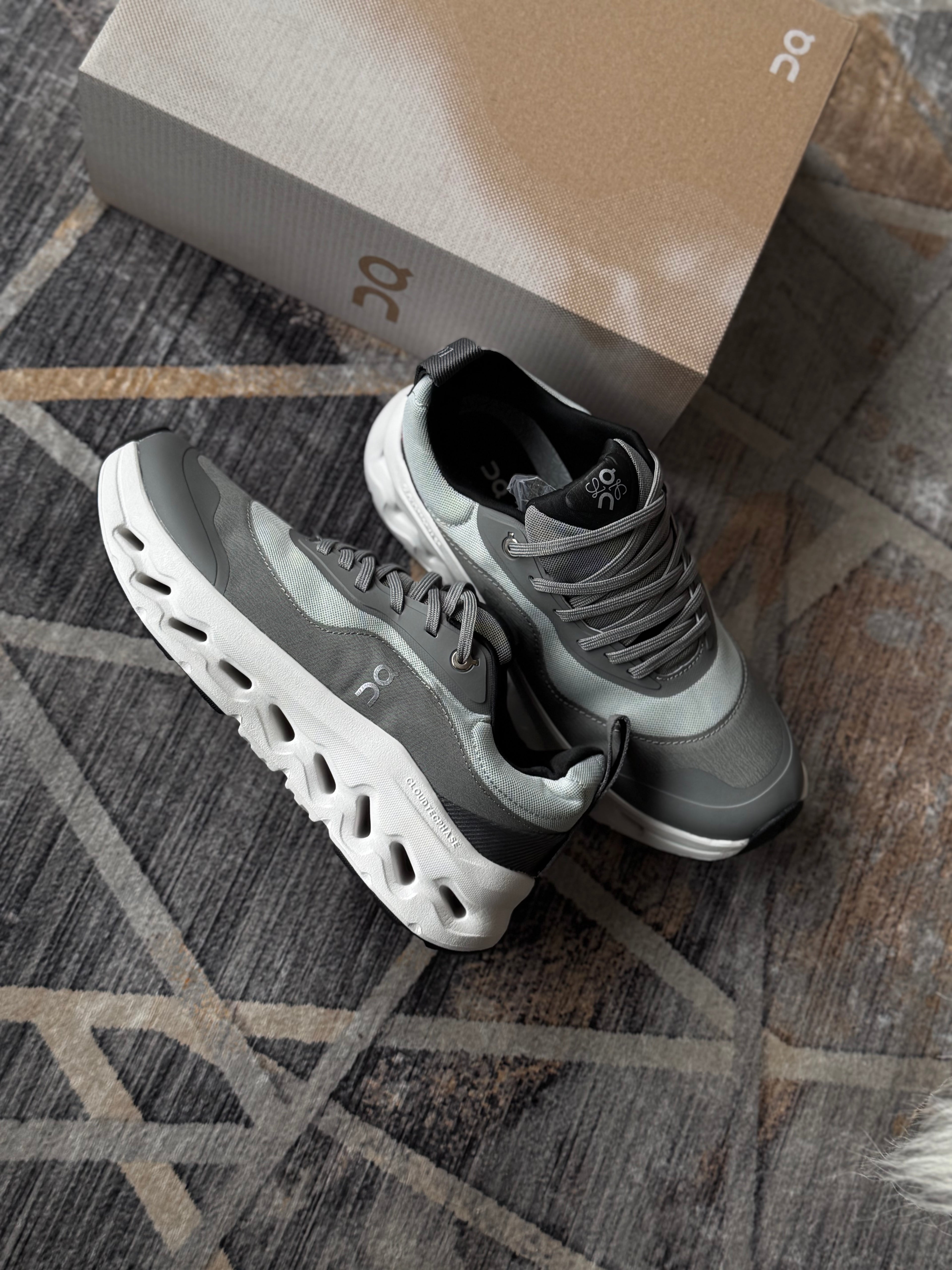 On cloud “cloudtilt x loewe gris “