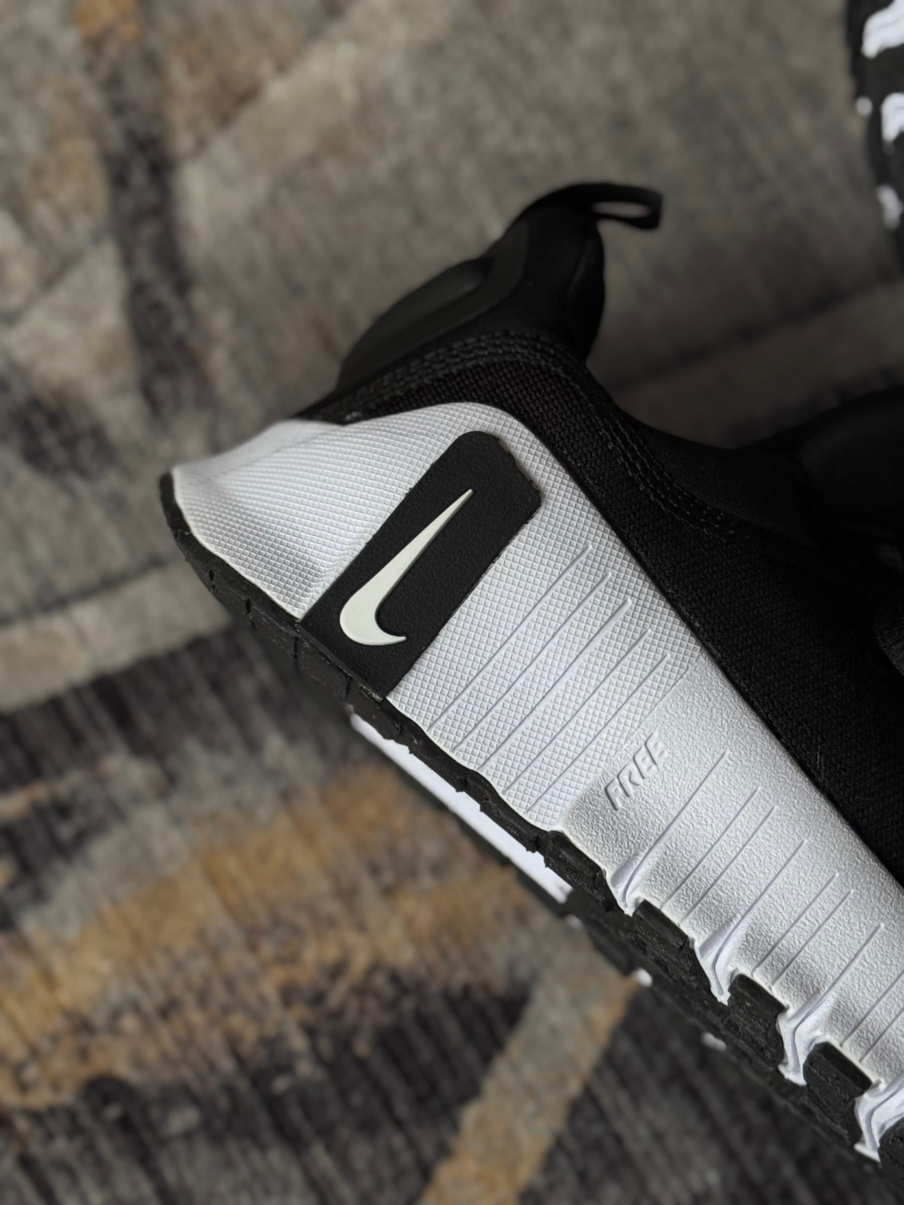 Nike free metcon 6 “negra blanca”
