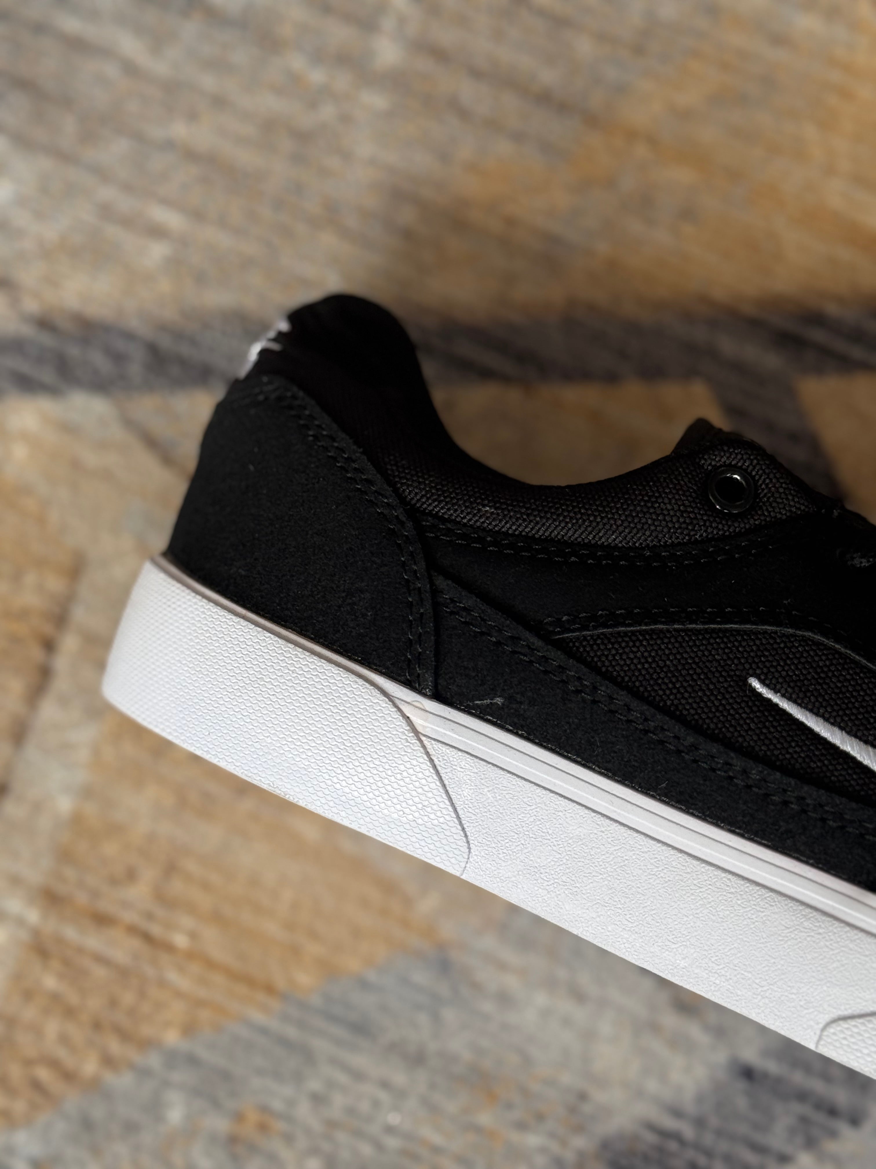 Nike sb “malor” negra blanco”