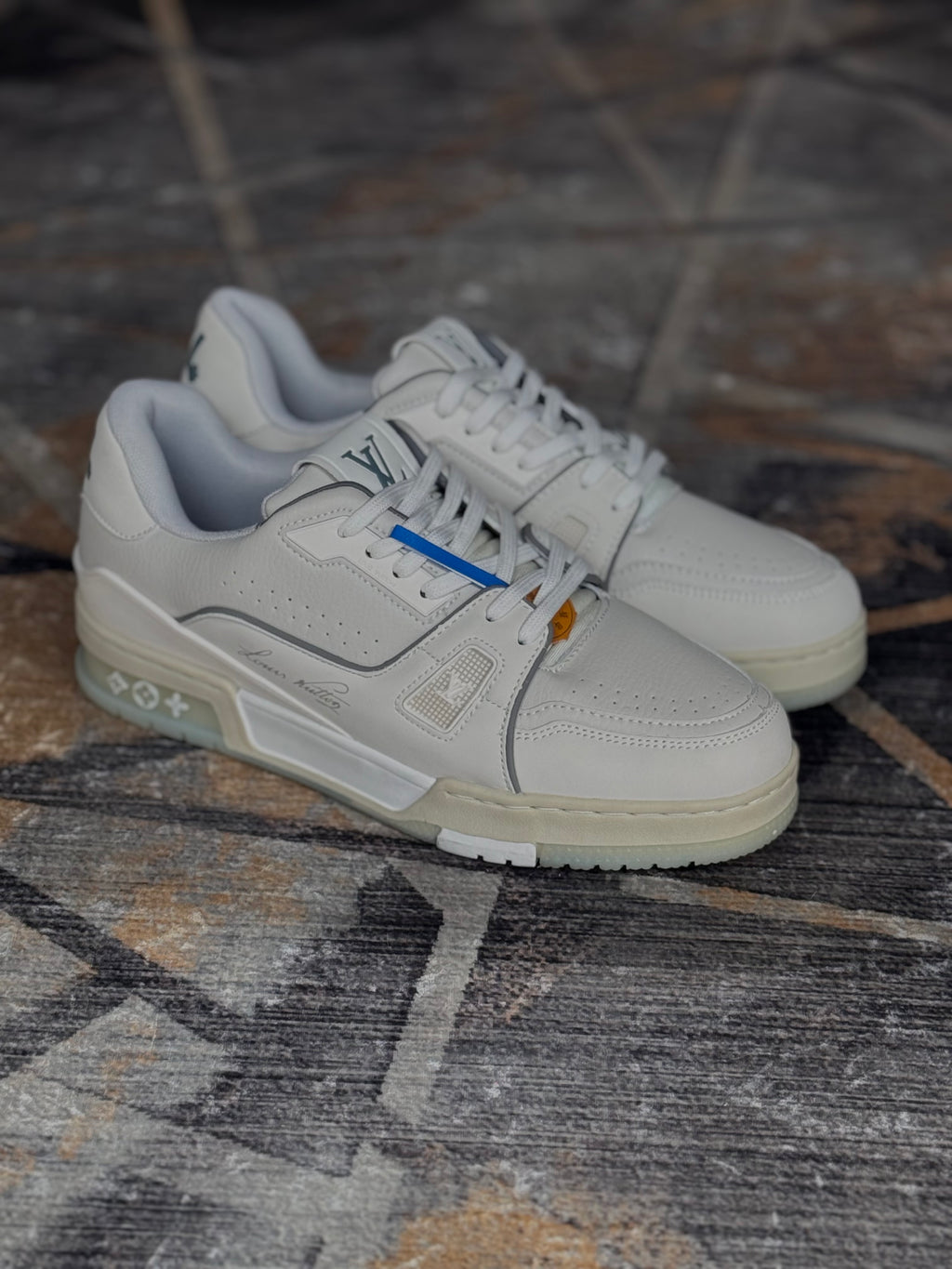 Louis Vuitton trainer “white signature”