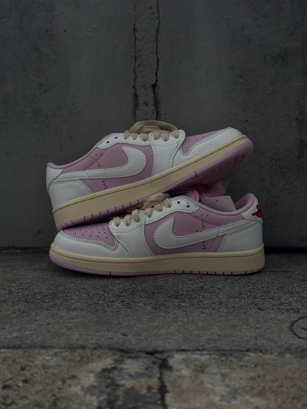 Nike Air Jordan 1 low x Travis scott “shy pink”