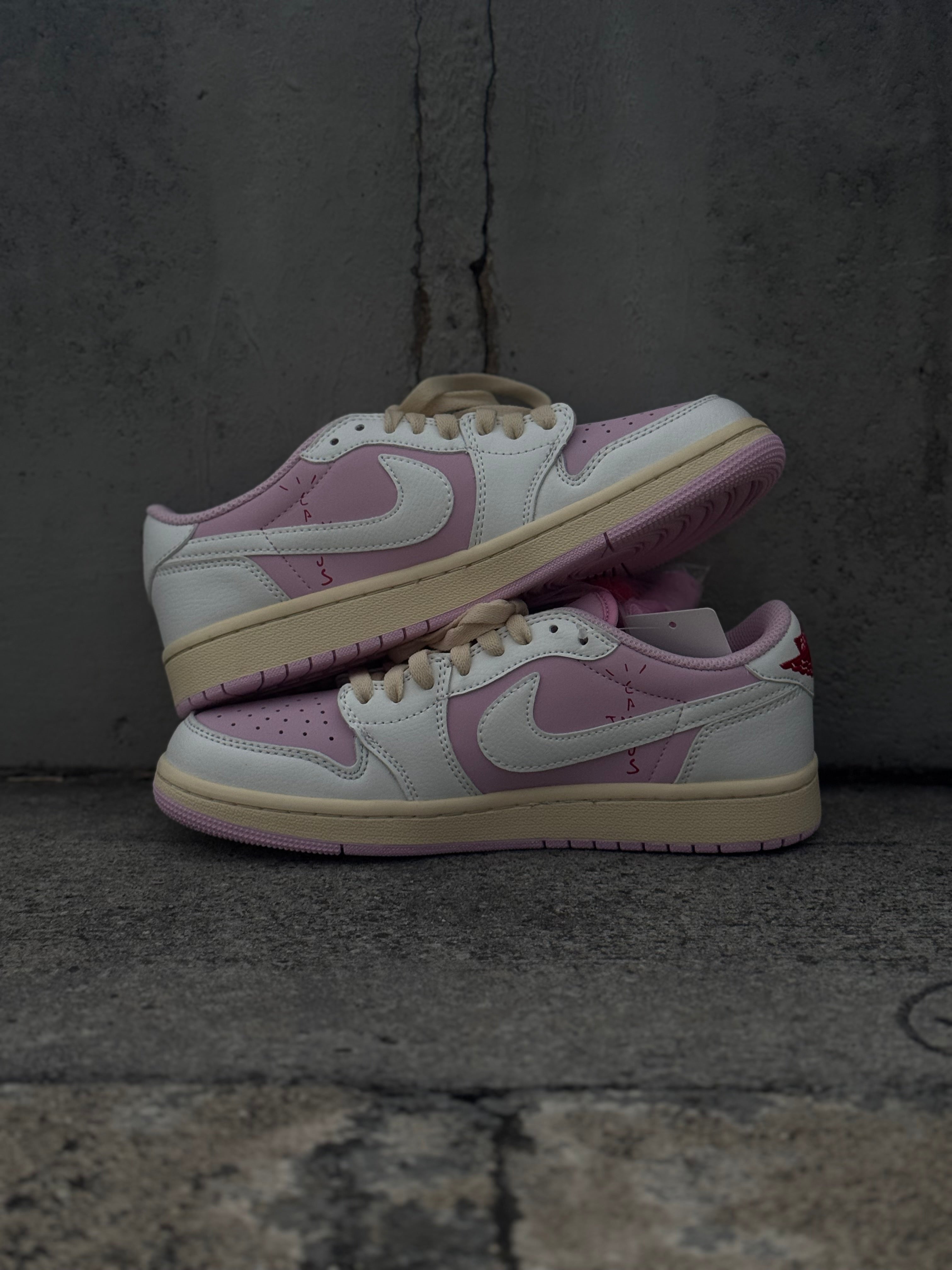 Nike Air Jordan 1 low x Travis scott “shy pink”