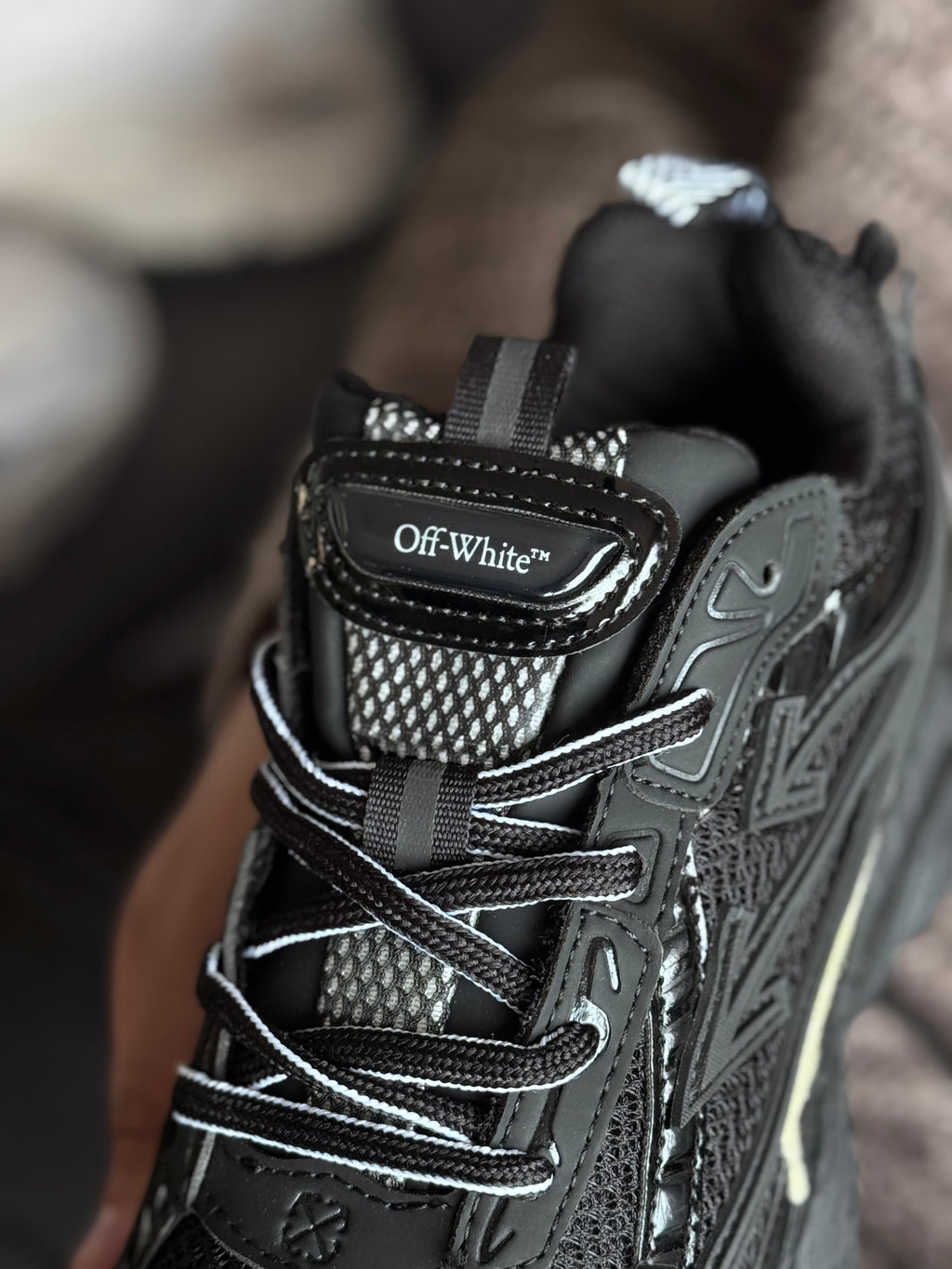 OFF-WHITE Be Right Back “negra”