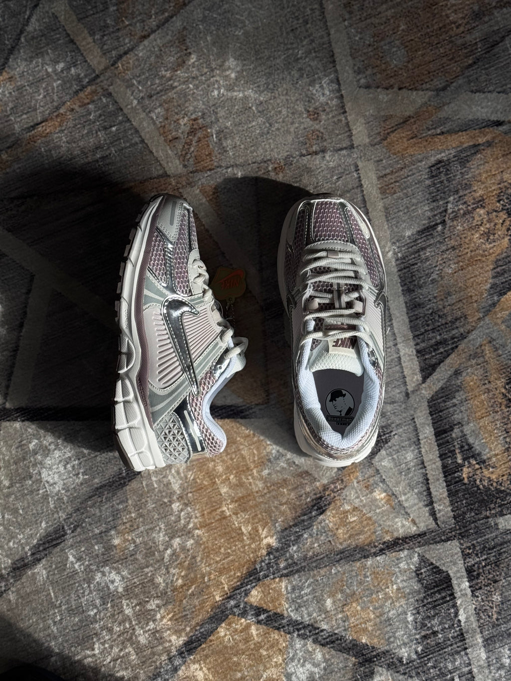 Nike Vomero “plateada lila”