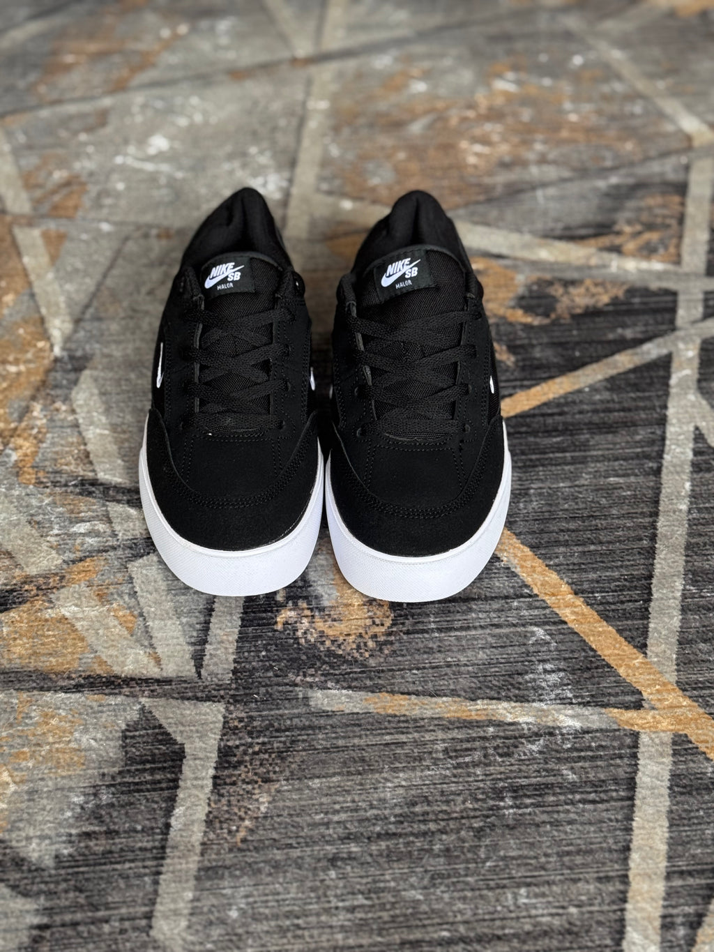 Nike sb “malor” negra blanco”