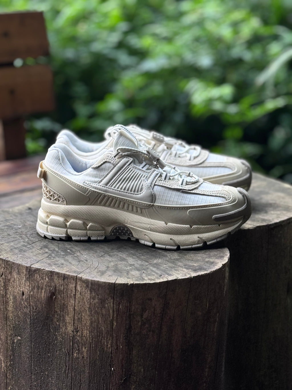 Nike Vomero roam “blanca gris”