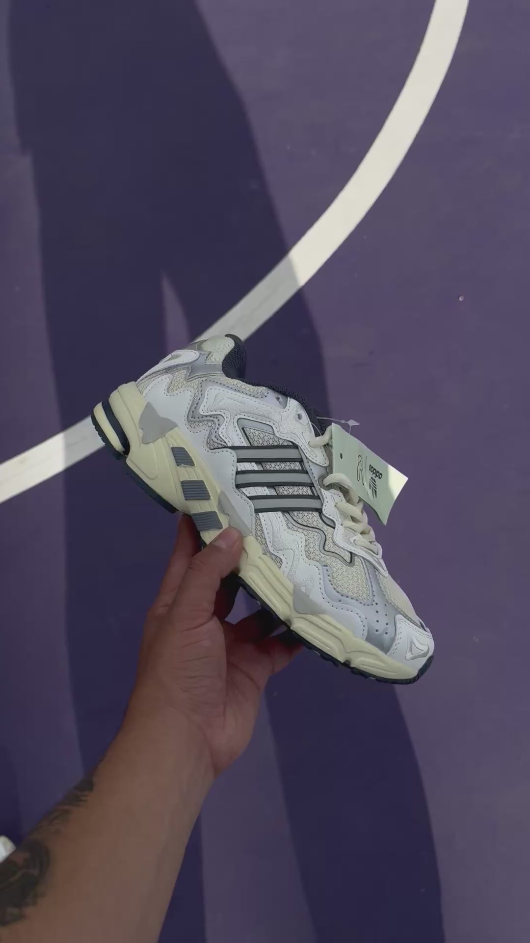 Adidas response cl x bad bunny “blanco hueso “